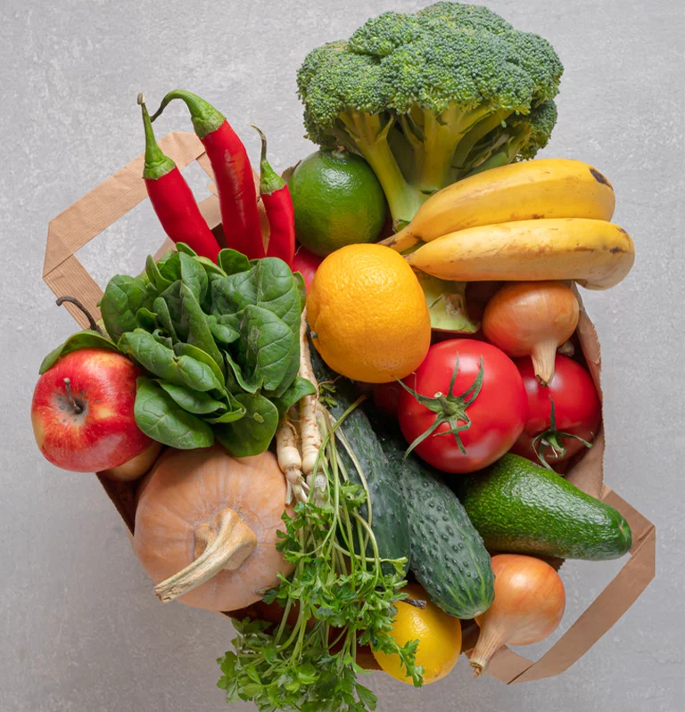 warzywa i owoce w torbie